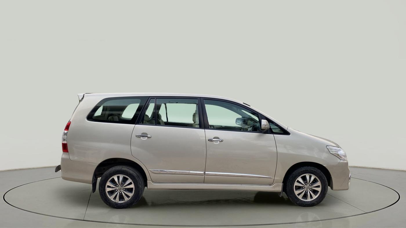 2015 Toyota Innova 2.5 VX 8 STR, Diesel, Manual, 55,842 km, Right Side View