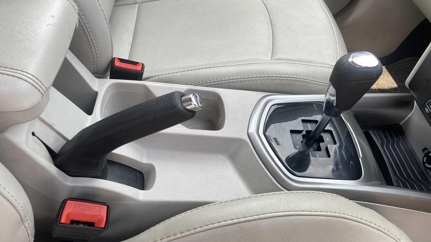 2021 Mahindra XUV300 W8 (O) 1.2 PETROL AMT, Petrol, Automatic, 23,880 km, Gear Lever