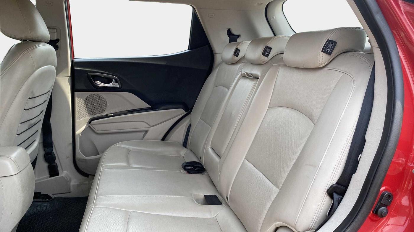 2021 Mahindra XUV300 W8 (O) 1.2 PETROL AMT, Petrol, Automatic, 23,880 km, Right Side Rear Door Cabin