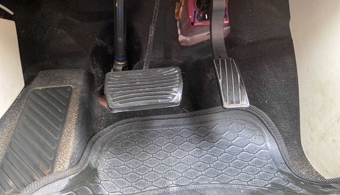 2021 Mahindra XUV300 W8 (O) 1.2 PETROL AMT, Petrol, Automatic, 23,880 km, Pedals