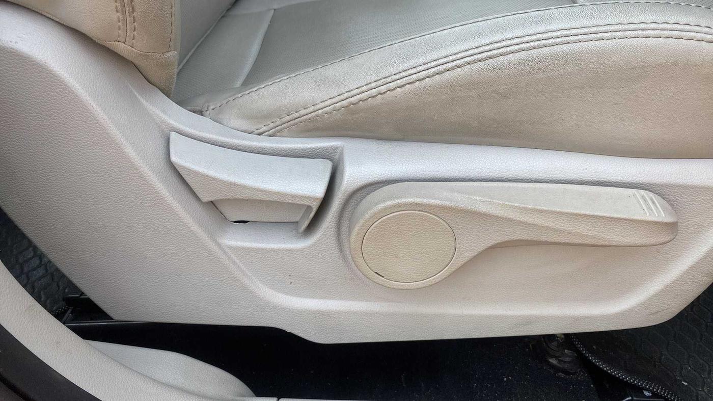 2021 Mahindra XUV300 W8 (O) 1.2 PETROL AMT, Petrol, Automatic, 23,880 km, Driver Side Adjustment Panel