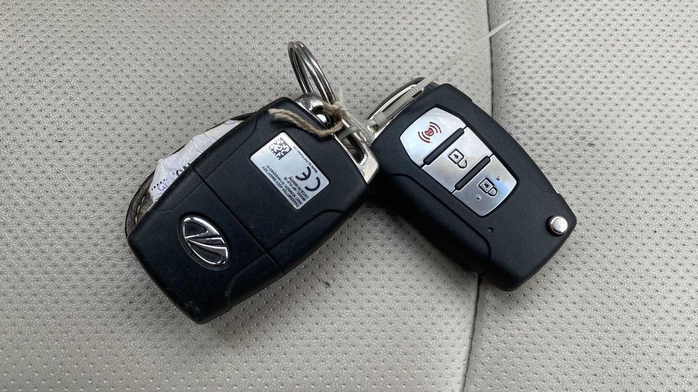 2021 Mahindra XUV300 W8 (O) 1.2 PETROL AMT, Petrol, Automatic, 23,880 km, Key Close Up