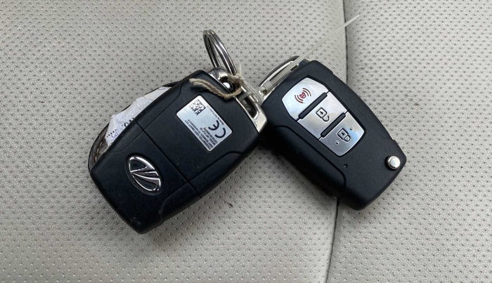 2021 Mahindra XUV300 W8 (O) 1.2 PETROL AMT, Petrol, Automatic, 23,880 km, Key Close Up