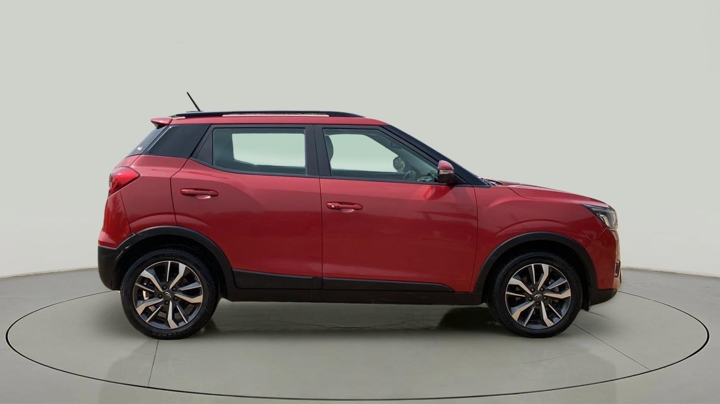2021 Mahindra XUV300 W8 (O) 1.2 PETROL AMT, Petrol, Automatic, 23,880 km, Right Side View