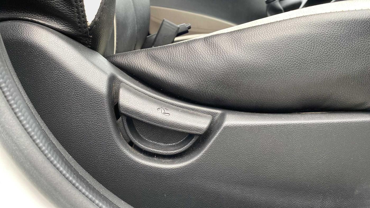 2017 Hyundai Grand i10 MAGNA 1.2 KAPPA VTVT, Petrol, Manual, 65,246 km, Driver Side Adjustment Panel