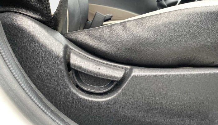 2017 Hyundai Grand i10 MAGNA 1.2 KAPPA VTVT, Petrol, Manual, 65,246 km, Driver Side Adjustment Panel