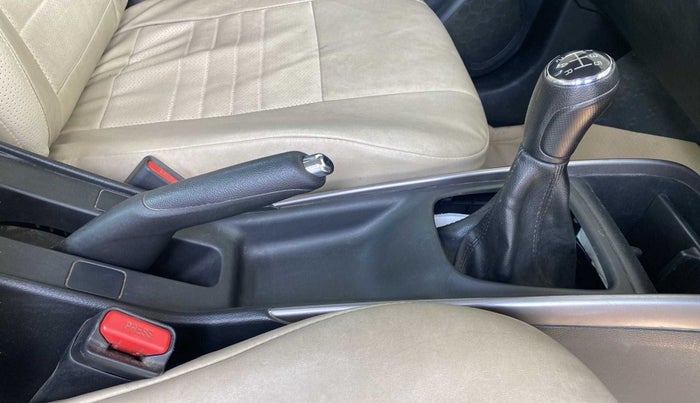 2019 Maruti Baleno DELTA DIESEL 1.3, Diesel, Manual, 52,726 km, Gear lever - Boot cover slightly torn