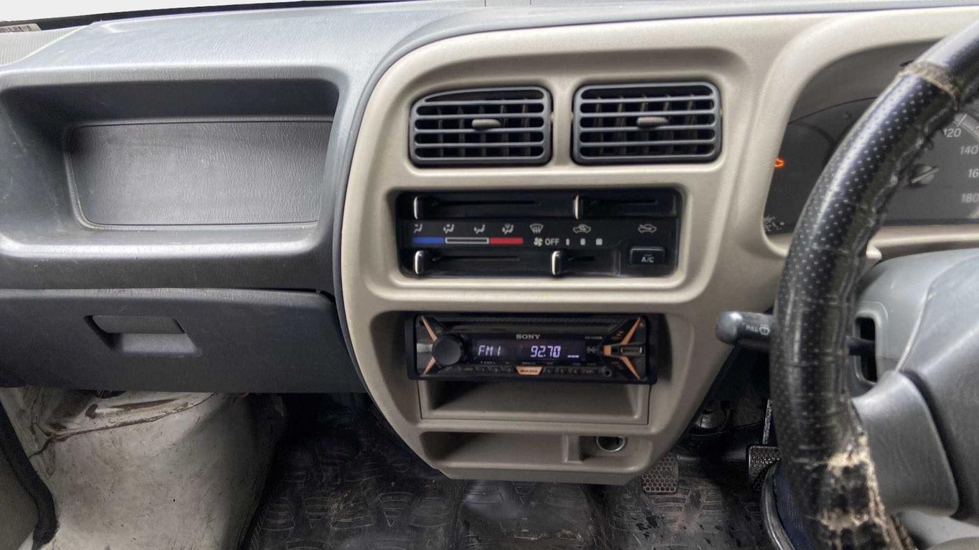 2016 Maruti Eeco 5 STR, CNG, Manual, 79,801 km, Infotainment System