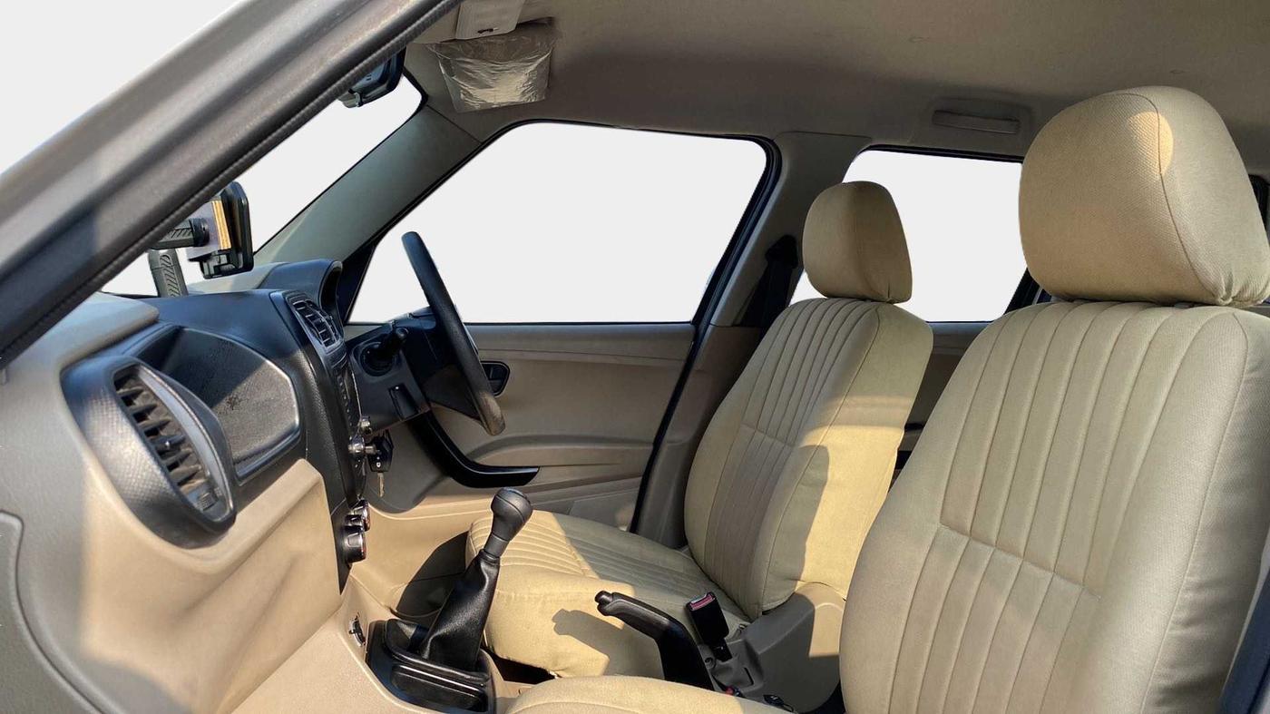 2017 Mahindra TUV300 T6, Diesel, Manual, 37,162 km, Right Side Front Door Cabin