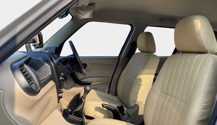 2017 Mahindra TUV300 T6, Diesel, Manual, 37,162 km, Right Side Front Door Cabin