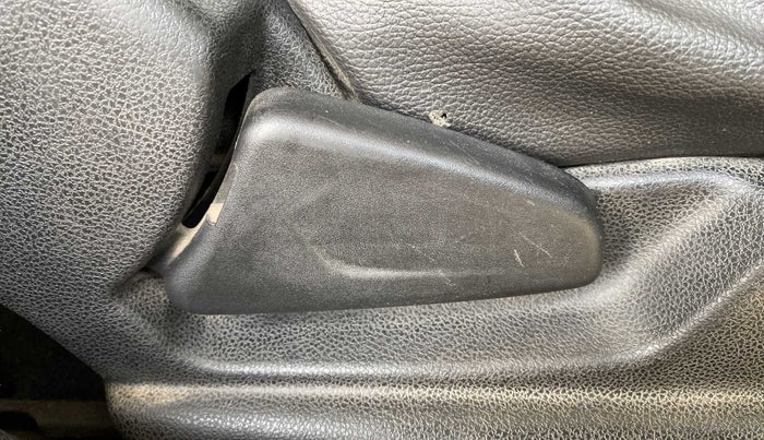2018 Renault Kwid RXT 1.0, Petrol, Manual, 93,779 km, Driver Side Adjustment Panel