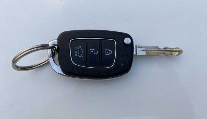 2021 Hyundai AURA S 1.2, Petrol, Manual, 17,499 km, Key Close Up