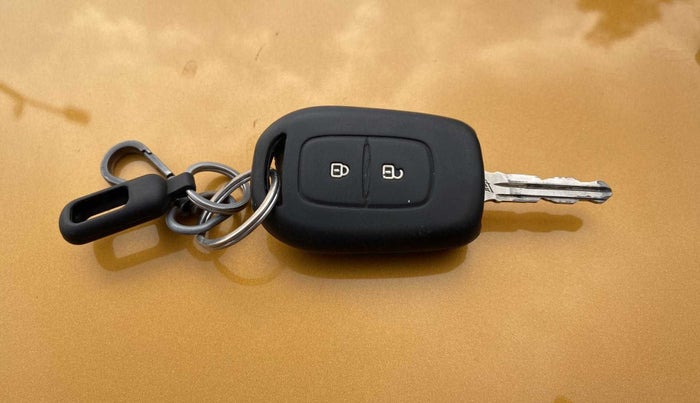 2021 Renault TRIBER RXL AMT, Petrol, Automatic, 30,912 km, Key Close Up