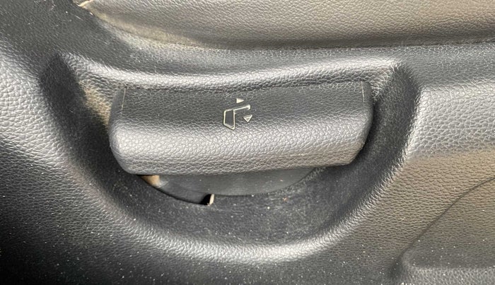 2019 Hyundai Elite i20 MAGNA PLUS 1.2, Petrol, Manual, 20,935 km, Driver Side Adjustment Panel