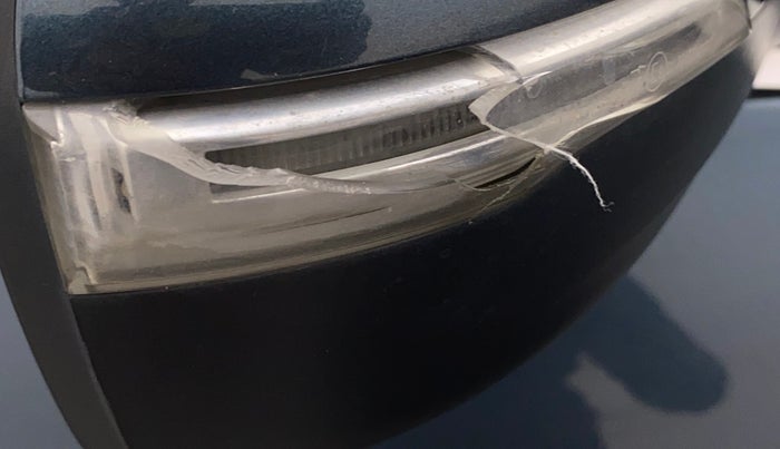 2020 Mahindra XUV300 W8 (O) 1.5 DIESEL, Diesel, Manual, 50,895 km, Right rear-view mirror - Indicator light has minor damage