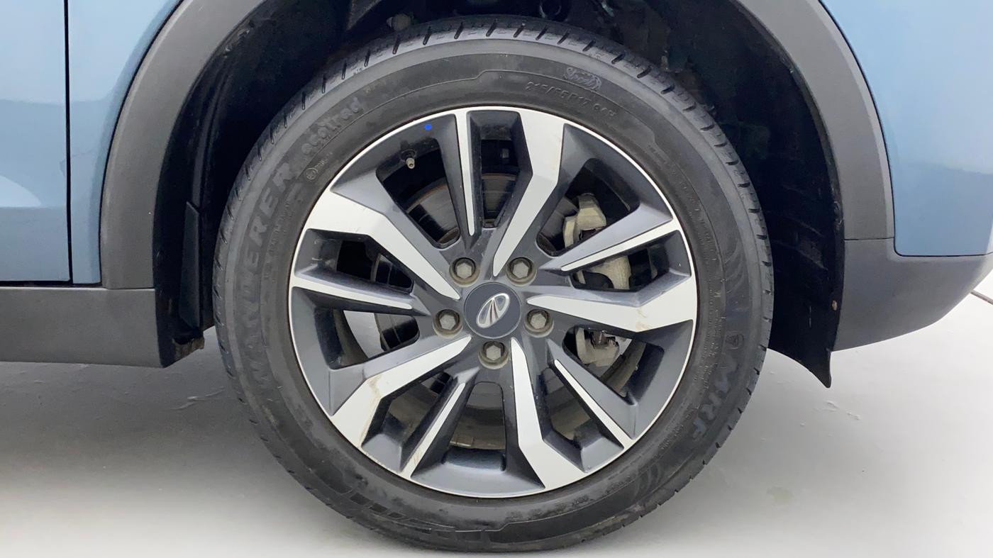 2020 Mahindra XUV300 W8 (O) 1.5 DIESEL, Diesel, Manual, 50,895 km, Right Front Wheel