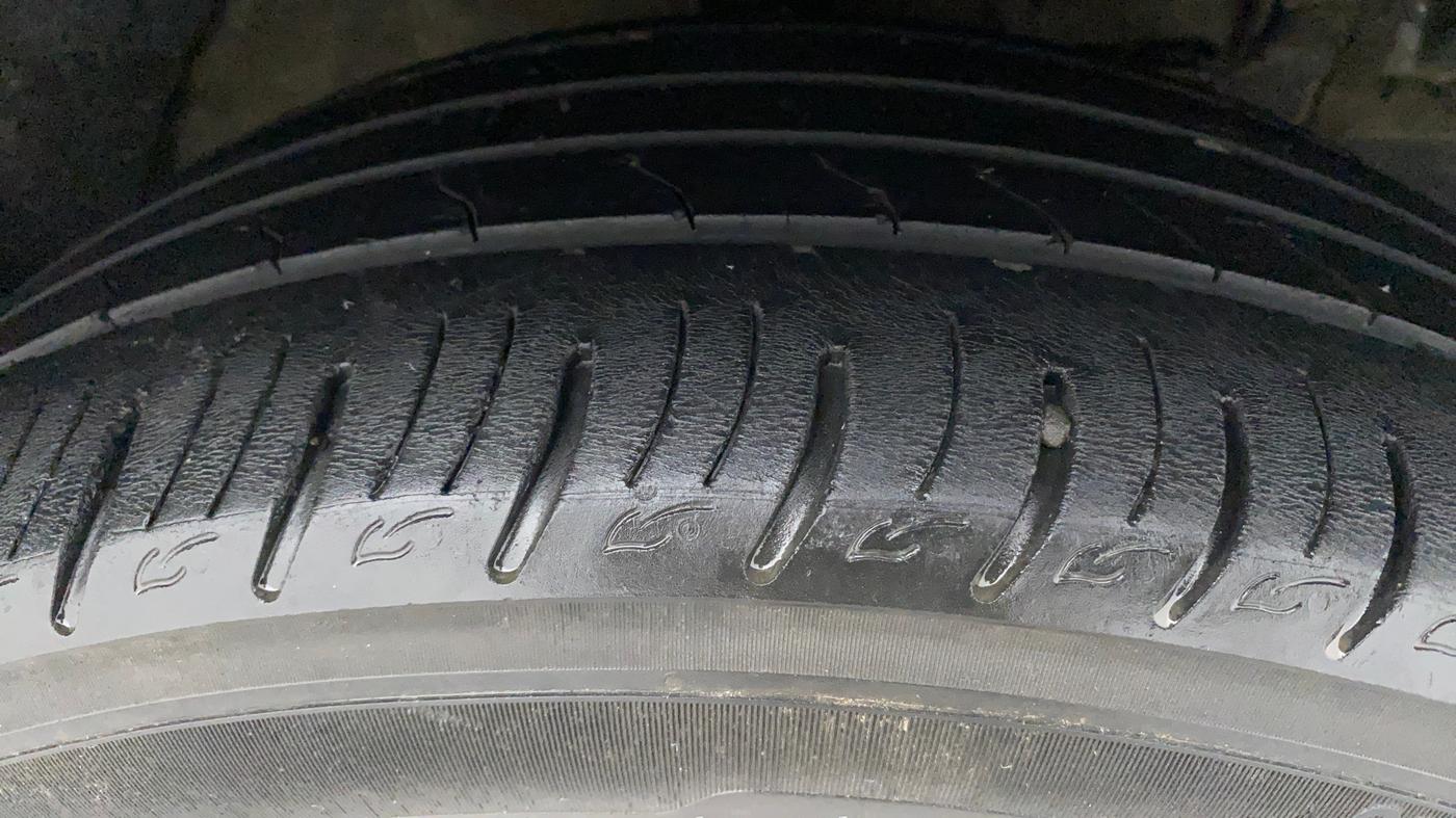 2020 Mahindra XUV300 W8 (O) 1.5 DIESEL, Diesel, Manual, 50,895 km, Right Front Tyre Tread