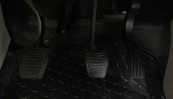 2020 Mahindra XUV300 W8 (O) 1.5 DIESEL, Diesel, Manual, 50,895 km, Pedals