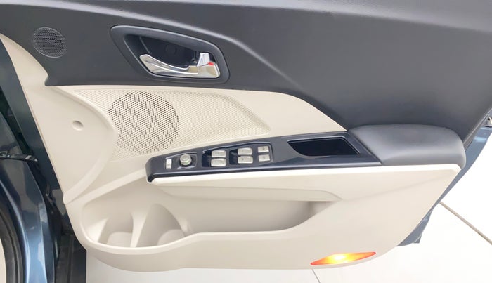 2020 Mahindra XUV300 W8 (O) 1.5 DIESEL, Diesel, Manual, 50,895 km, Driver Side Door Panels Control