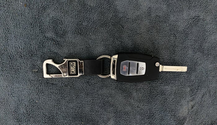 2020 Mahindra XUV300 W8 (O) 1.5 DIESEL, Diesel, Manual, 50,895 km, Key Close Up