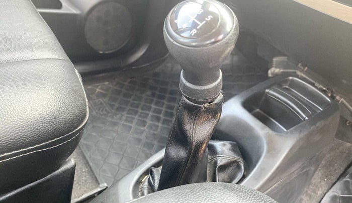 2016 Maruti Wagon R 1.0 VXI, Petrol, Manual, 34,967 km, Gear lever - Boot cover slightly torn