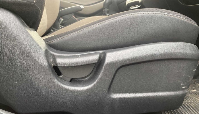 2020 Hyundai Elite i20 MAGNA PLUS 1.2, Petrol, Manual, 16,973 km, Driver Side Adjustment Panel