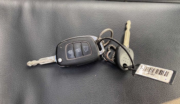 2018 Hyundai Xcent SX 1.2, CNG, Manual, 67,871 km, Key Close Up