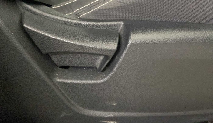 2020 Mahindra XUV300 W6 1.5 DIESEL AMT, Diesel, Automatic, 14,828 km, Driver Side Adjustment Panel