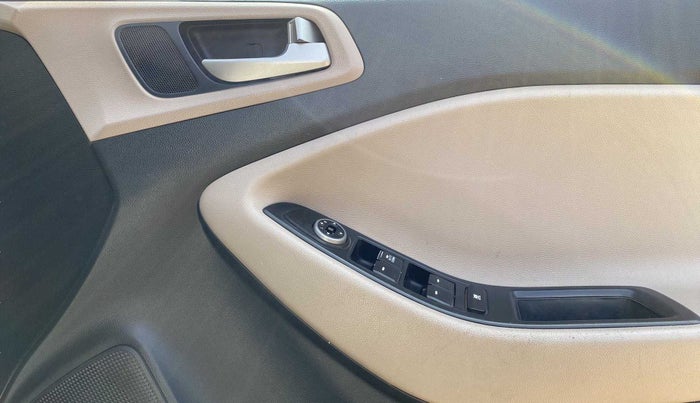 2019 Hyundai Elite i20 MAGNA PLUS 1.2, CNG, Manual, 67,773 km, Driver Side Door Panels Control