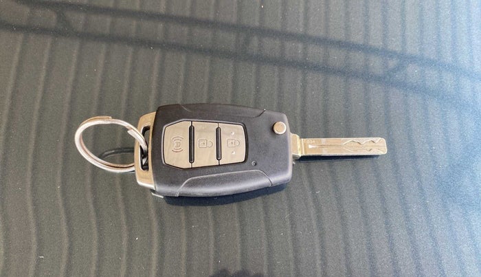 2021 Mahindra XUV300 W6 1.2 PETROL, Petrol, Manual, 22,195 km, Key Close Up