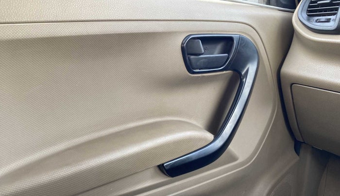 2020 Mahindra TUV300 T4 PLUS, Diesel, Manual, 72,942 km, Left front window switch / handle - Minor damage