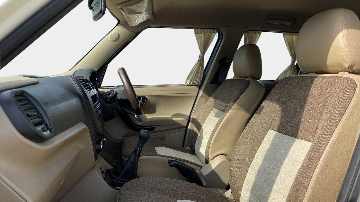 2020 Mahindra TUV300 T4 PLUS, Diesel, Manual, 72,942 km, Right Side Front Door Cabin