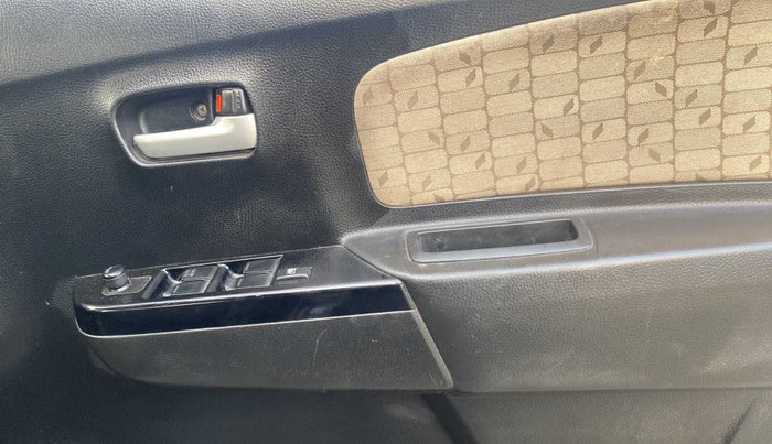2018 Maruti Wagon R 1.0 VXI AMT, CNG, Automatic, 83,892 km, Driver Side Door Panels Control