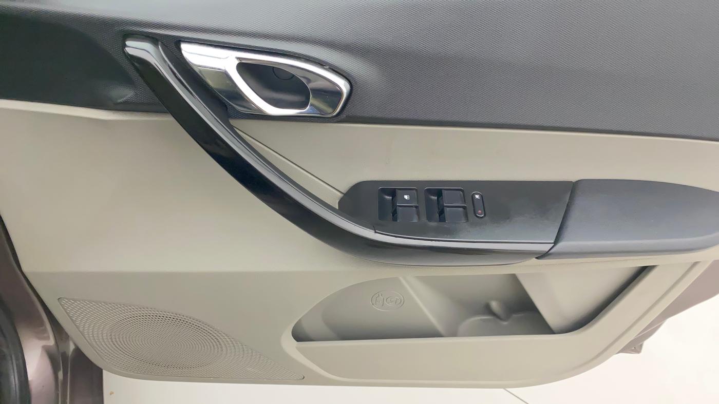 2017 Tata Tiago XZ PETROL, Petrol, Manual, 1,20,924 km, Driver Side Door Panels Control