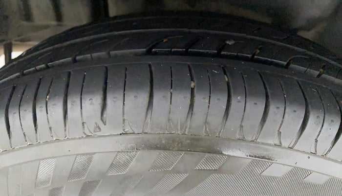 2016 Maruti Swift Dzire VXI, Petrol, Manual, 88,886 km, Right Rear Tyre Tread