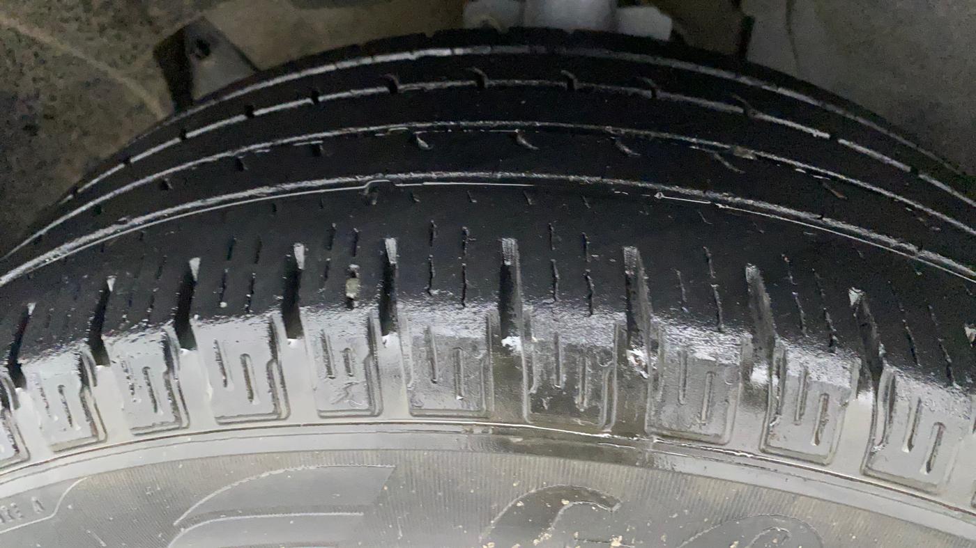 2013 Renault Duster 85 PS RXE DIESEL, Diesel, Manual, 1,16,411 km, Left Front Tyre Tread