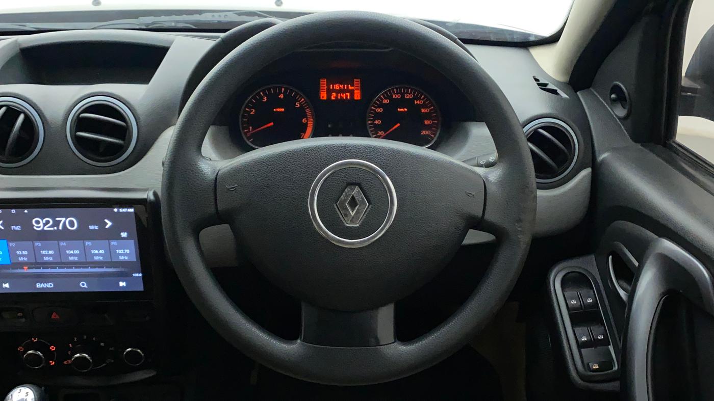 2013 Renault Duster 85 PS RXE DIESEL, Diesel, Manual, 1,16,411 km, Steering Wheel Close Up