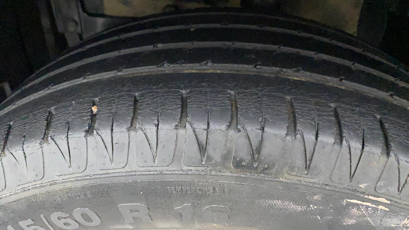 2016 Maruti Vitara Brezza ZDI, Diesel, Manual, 49,918 km, Left Front Tyre Tread