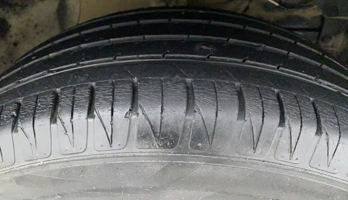 2016 Maruti Vitara Brezza ZDI, Diesel, Manual, 49,918 km, Right Front Tyre Tread