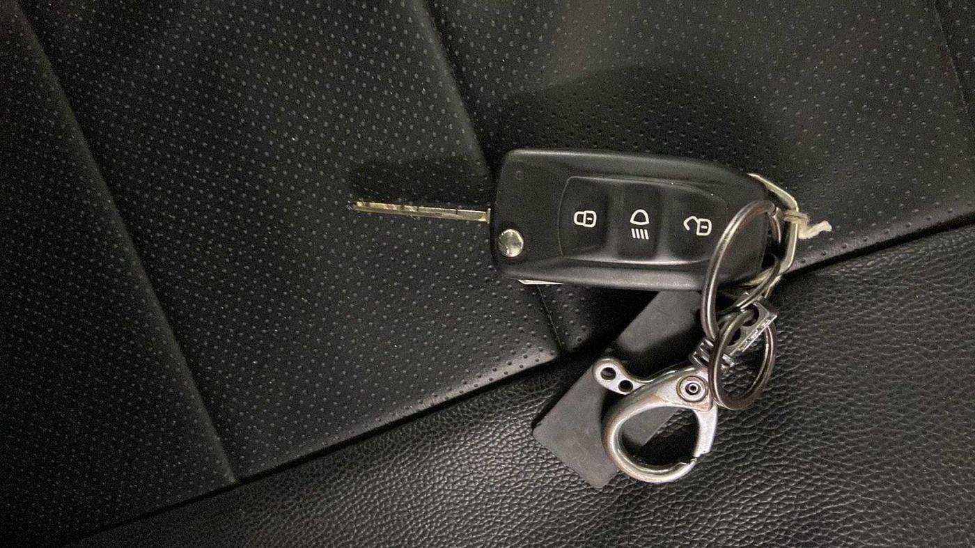 2018 Tata TIAGO NRG PETROL, Petrol, Manual, 62,322 km, Key Close Up