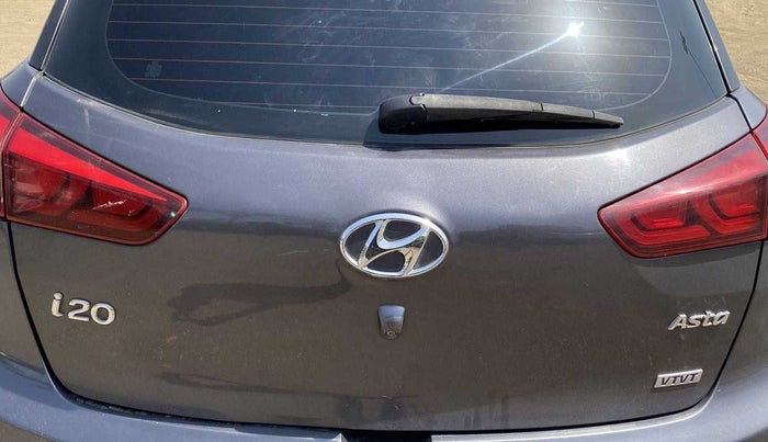 2016 Hyundai Elite i20 ASTA 1.2 (O), CNG, Manual, 1,00,785 km, Dicky (Boot door) - Tool missing