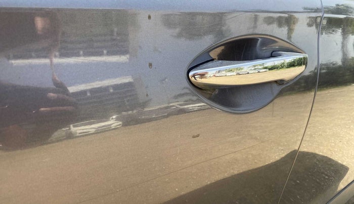 2016 Hyundai Elite i20 ASTA 1.2 (O), CNG, Manual, 1,00,785 km, Front passenger door - Slightly dented