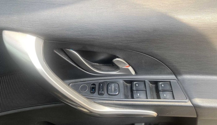 2019 Mahindra XUV500 W7, Diesel, Manual, 48,277 km, Driver Side Door Panels Control