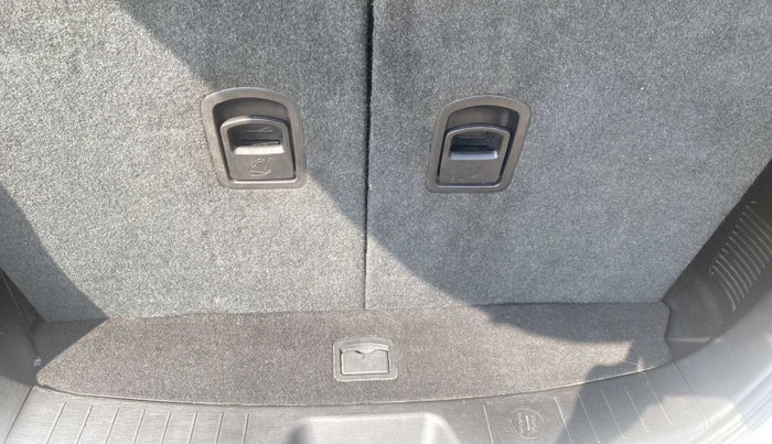 2019 Mahindra XUV500 W7, Diesel, Manual, 48,277 km, Boot Inside