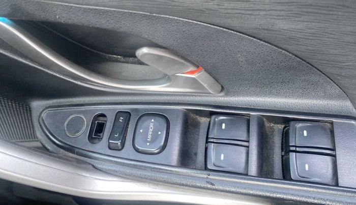 2019 Mahindra XUV500 W7, Diesel, Manual, 48,277 km, Right front window switch / handle - Child Switch not working for windows