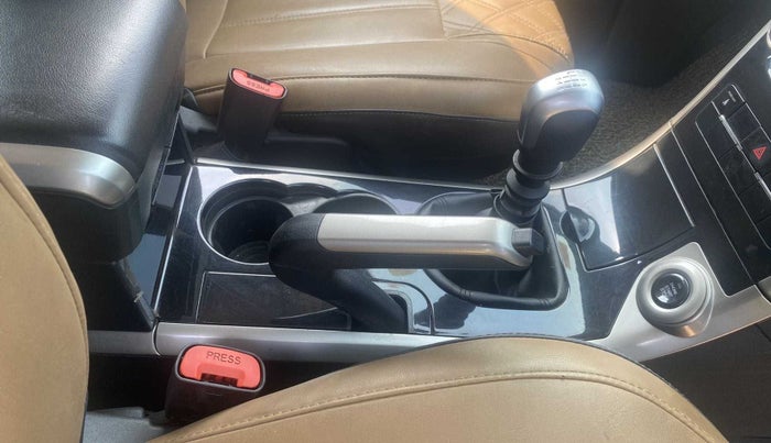2019 Mahindra XUV500 W7, Diesel, Manual, 48,277 km, Gear Lever