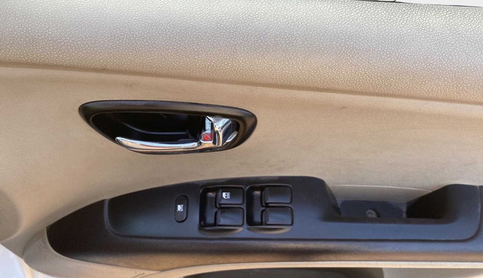 2014 Hyundai i10 SPORTZ 1.1, Petrol, Manual, 43,312 km, Driver Side Door Panels Control