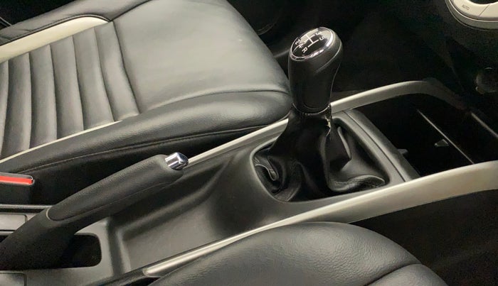 2016 Maruti Baleno DELTA PETROL 1.2, Petrol, Manual, 70,797 km, Gear lever - Boot cover slightly torn