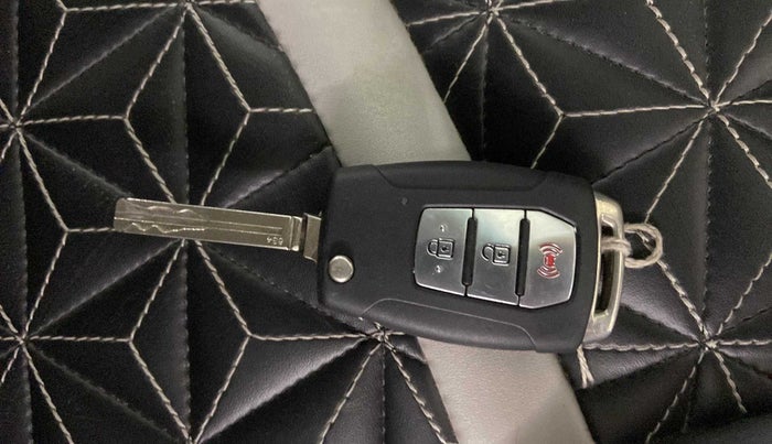 2020 Mahindra XUV300 W8 1.5 DIESEL AMT, Diesel, Automatic, 54,812 km, Key Close Up