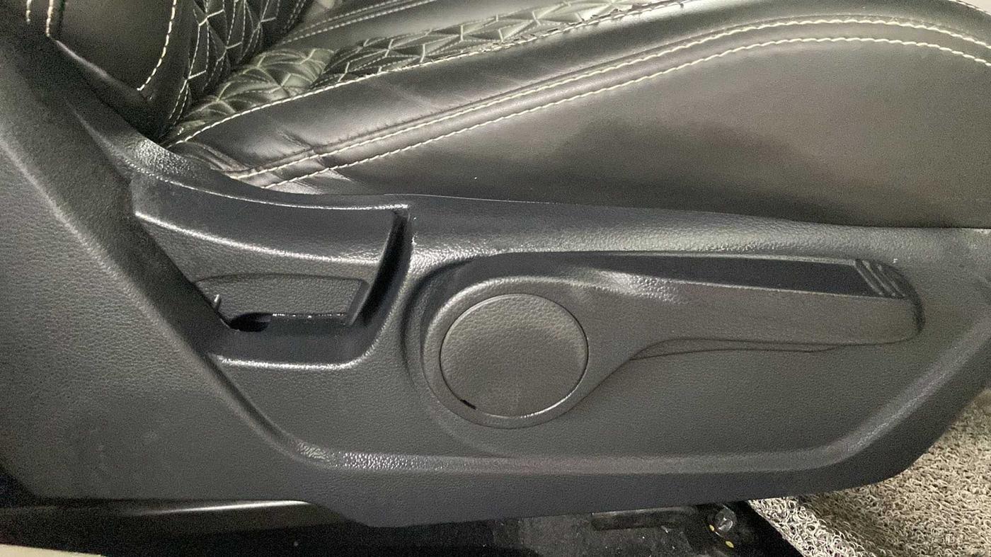 2020 Mahindra XUV300 W8 1.5 DIESEL AMT, Diesel, Automatic, 54,812 km, Driver Side Adjustment Panel